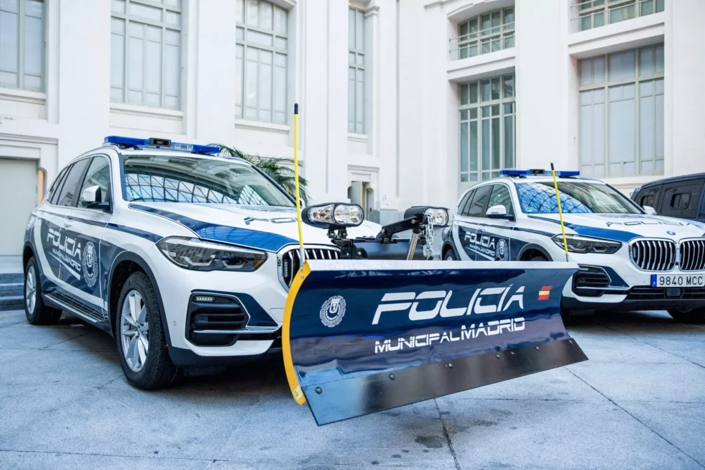 Поліція отримала снігоприбиральник на базі гібридного BMW X5