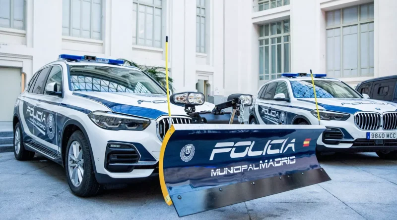 Поліція отримала снігоприбиральник на базі гібридного BMW X5