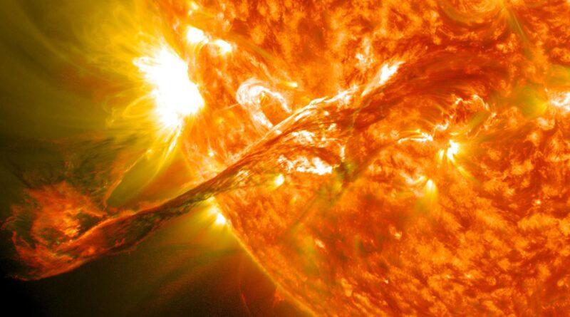 Сонце пробило діру в магнітному полі Землі: що це спричинило