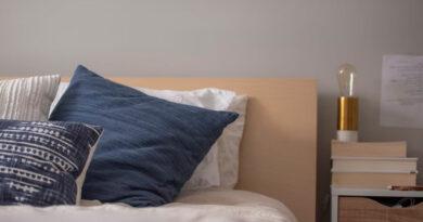 Тонка подушка, на якій незручно спати: лайфхак, який виправить ситуацію