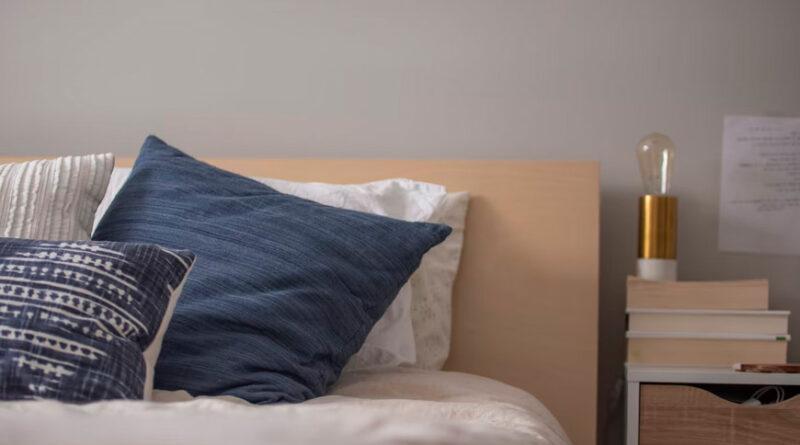 Тонка подушка, на якій незручно спати: лайфхак, який виправить ситуацію