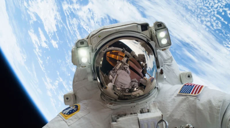 Астронавти NASA понад 7 годин провели у відкритому космосі