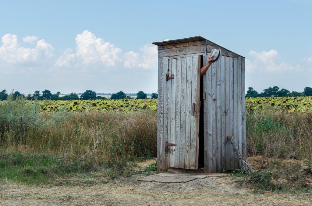 «Великі» досягнення Росії: чиновниця похвалилася дерев'яним туалетом