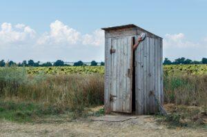 «Великі» досягнення Росії: чиновниця похвалилася дерев'яним туалетом