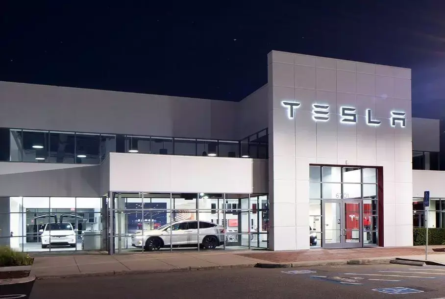 Власники Tesla у Китаї протестують через різке зниження цін