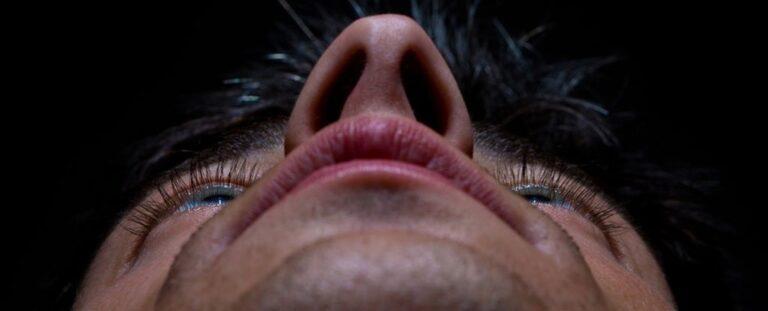 Стало відомо чому деякі люди не можуть повернути нюх після COVID