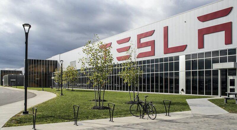 Tesla звинувачується в порушенні трудового законодавства США - компанія забороняла обговорювати заробітну плату