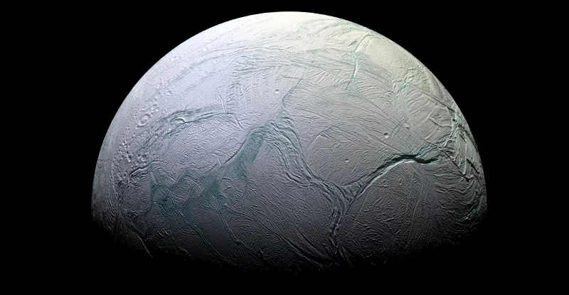 Загадково глибокий сніг покриває крижаний Місяць Енцелад, але як він туди потрапив?