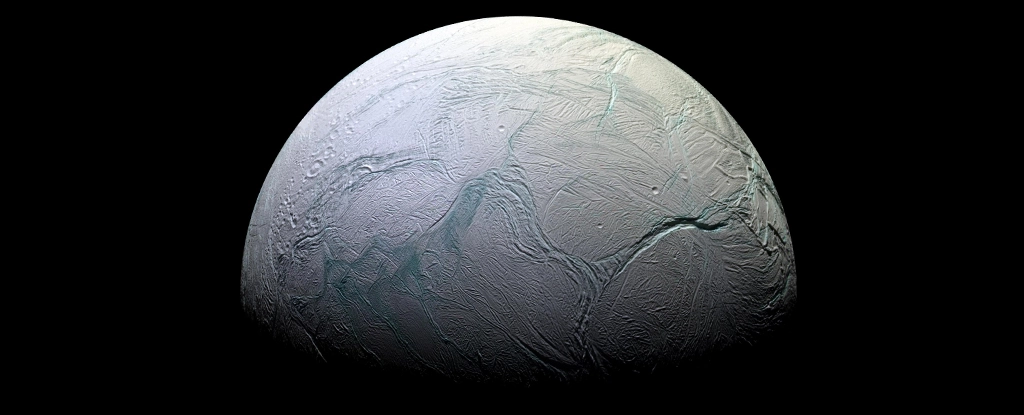 Загадково глибокий сніг покриває крижаний Місяць Енцелад, але як він туди потрапив?