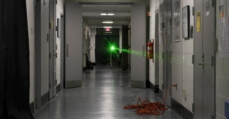 Фізики побили рекорд, випустивши лазер по коридору