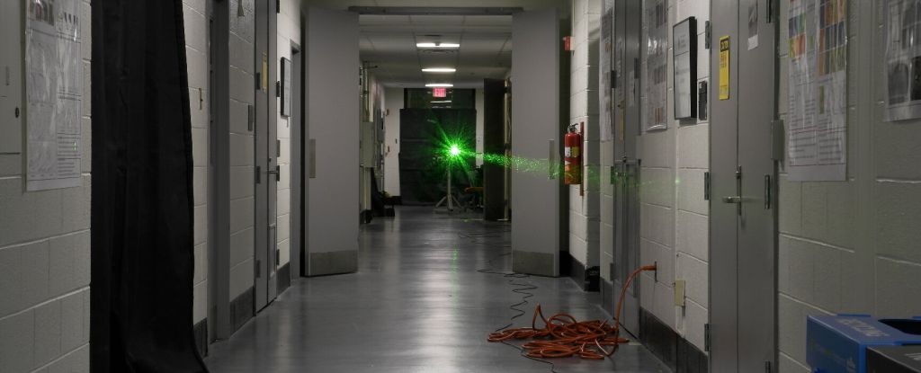 Фізики побили рекорд, випустивши лазер по коридору
