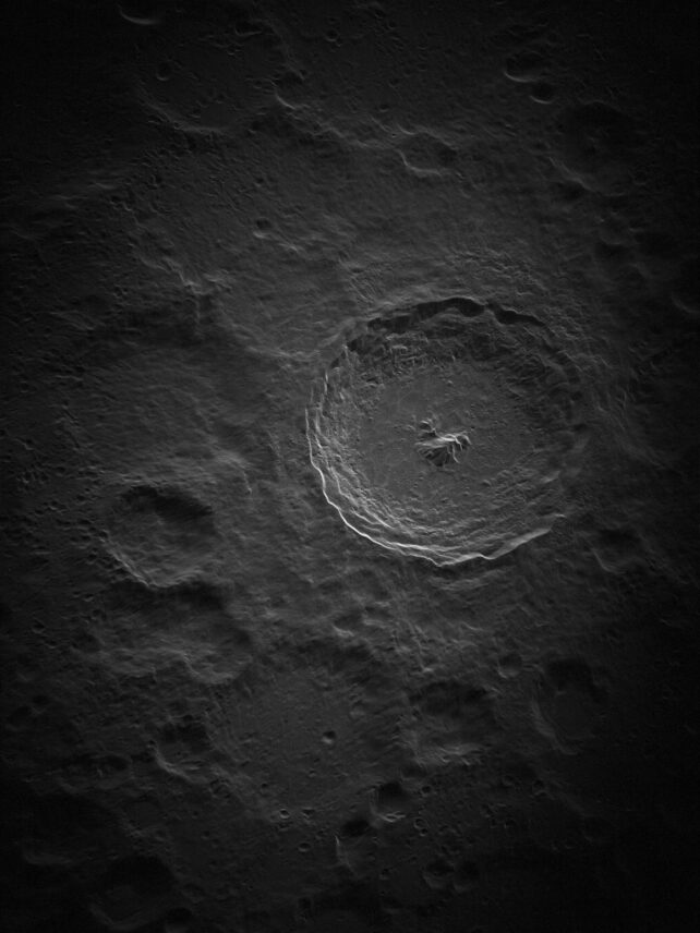 Зображення у відтінках сірого великого кратера з пагорбами посередині