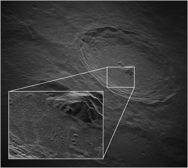 Деталі пагорбів у кратері Тихо на Місяці.
