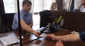 Ще дві європейські країни почнуть видавати права українцям