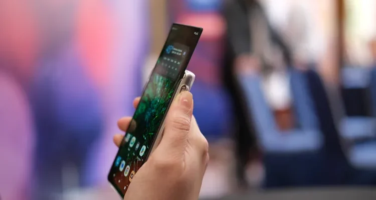 Lenovo представила смартфон і ноутбук з екранами, що розтягуються