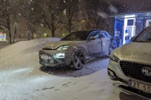 Шпигуни показали, як швидко зможе заряджатися електричний Porsche Macan