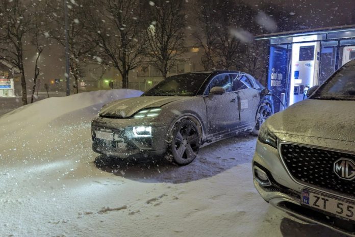 Шпигуни показали, як швидко зможе заряджатися електричний Porsche Macan