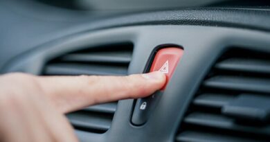 За моргання «аварійкою» можуть забрати права: що треба знати водіям про нові правила