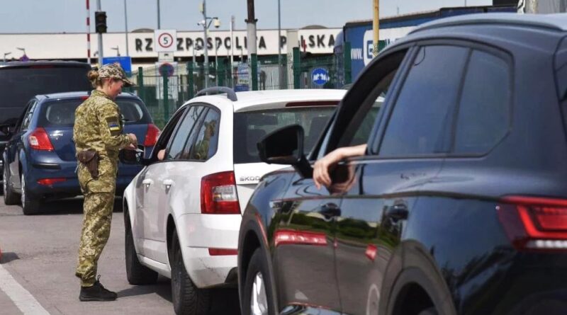 Українським водіям ускладнили виїзд за кордон - що змінилося