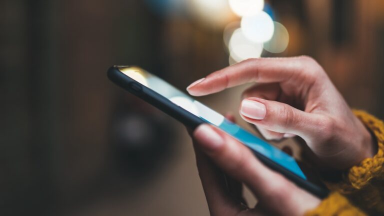 Не витрачайте заряд телефону дарма: які налаштування збережуть батарею