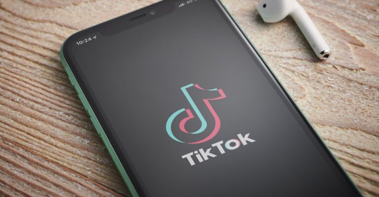 Зеленського просять заборонити TikTok в Україні