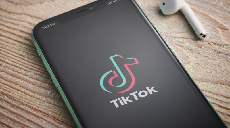 Зеленського просять заборонити TikTok в Україні