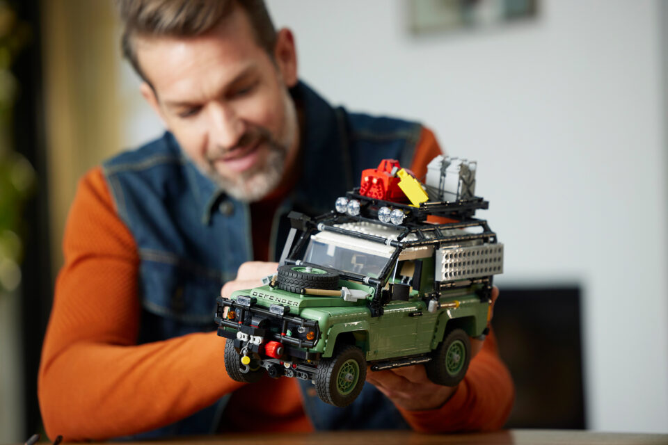 Компания Lego выпустила конструктор, из 2336 деталей которого можно собрать Land Rover Defender 90