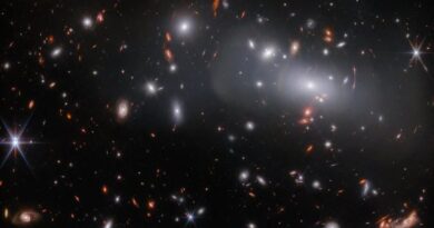 James Webb знайшов космічний об’єкт, у якого є машина часу – одна й та сама галактика з’явилася в трьох різних місцях на одній фотографії
