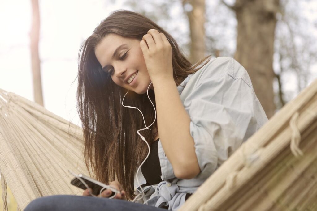 Як слухати музику, якщо у смартфону нема роз’єму для навушників: три способи