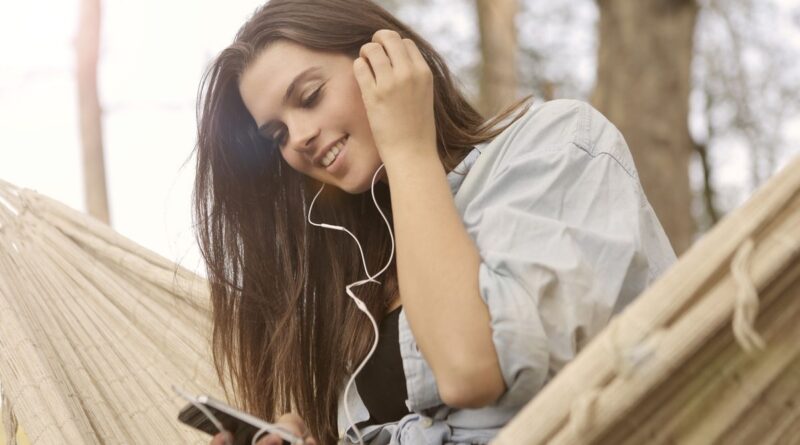 Як слухати музику, якщо у смартфону нема роз’єму для навушників: три способи