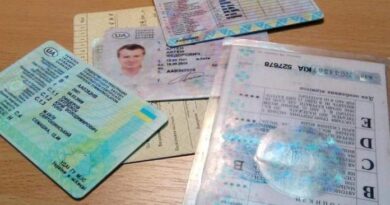 Хто з українських водіїв має замінити права на нові