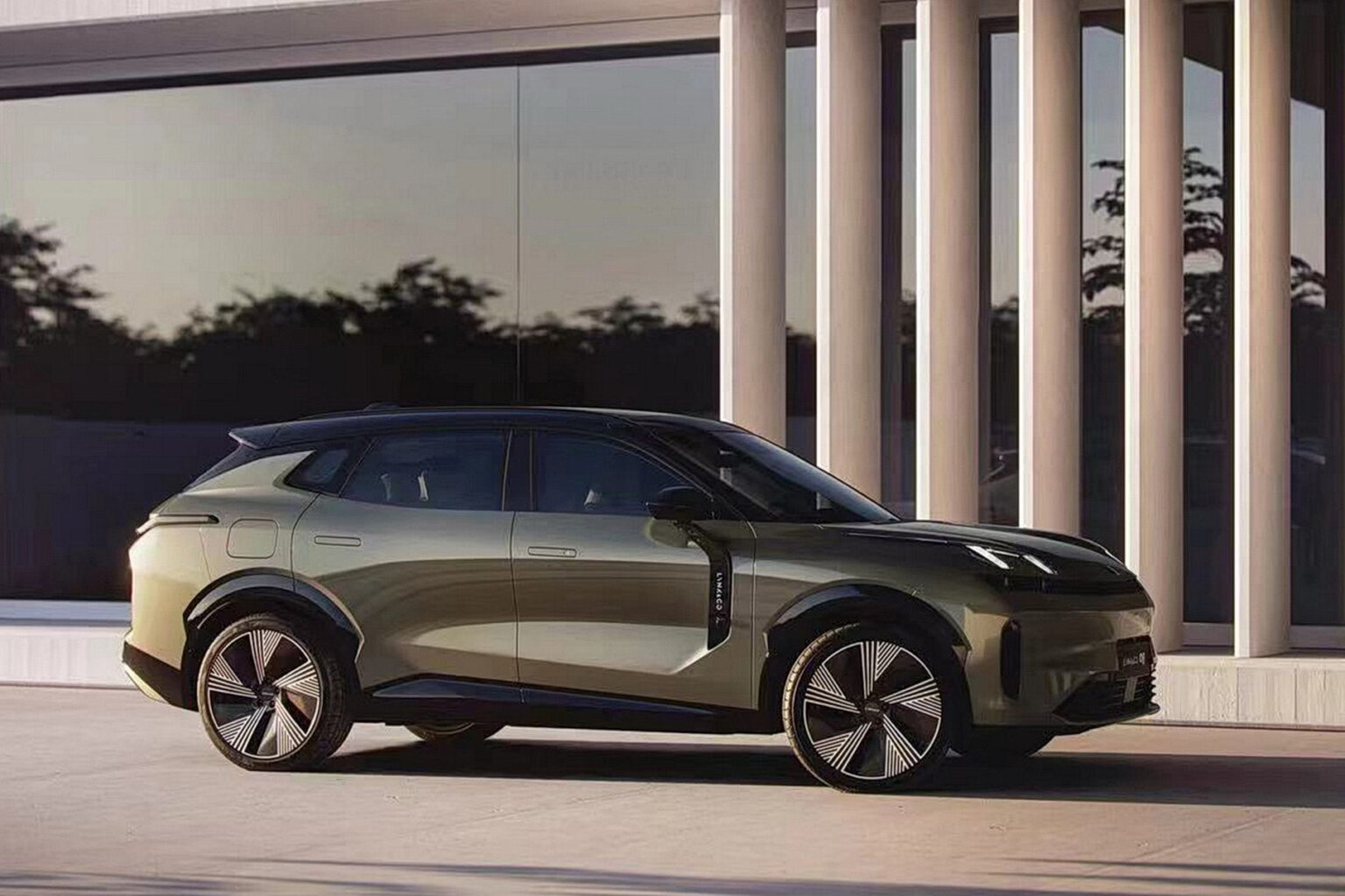 Новейший кроссовер от Geely и Volvo показали на официальных снимках