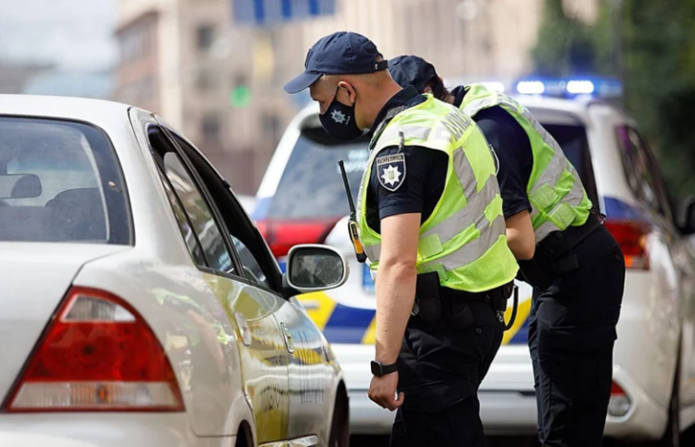 Юристи розповіли, чи зобов’язаний водій пред’являти поліції протокол технічного огляду автомобіля
