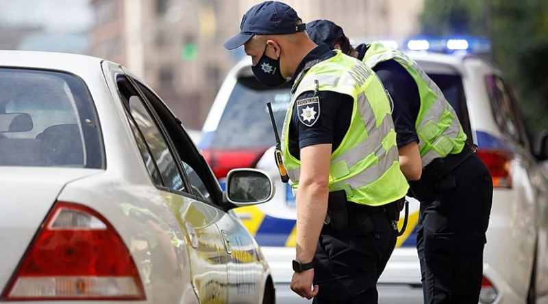 Юристи розповіли, чи зобов’язаний водій пред’являти поліції протокол технічного огляду автомобіля