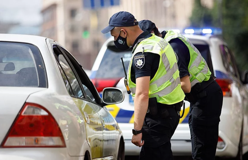 Юристи розповіли, чи зобов’язаний водій пред’являти поліції протокол технічного огляду автомобіля