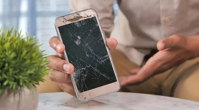 Чому не можна користуватися телефоном із розбитим екраном: помилки, які роблять всі