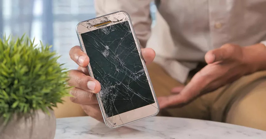 Чому не можна користуватися телефоном із розбитим екраном: помилки, які роблять всі