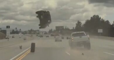 Kia Soul підкинуло на кілька метрів в повітря після зіткнення з колесом (Відео)