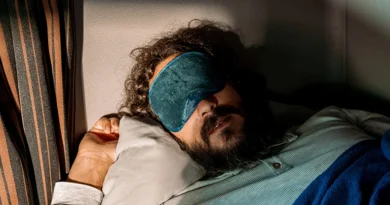 Нове дослідження виявило дивовижні психічні переваги носіння маски для очей під час сну