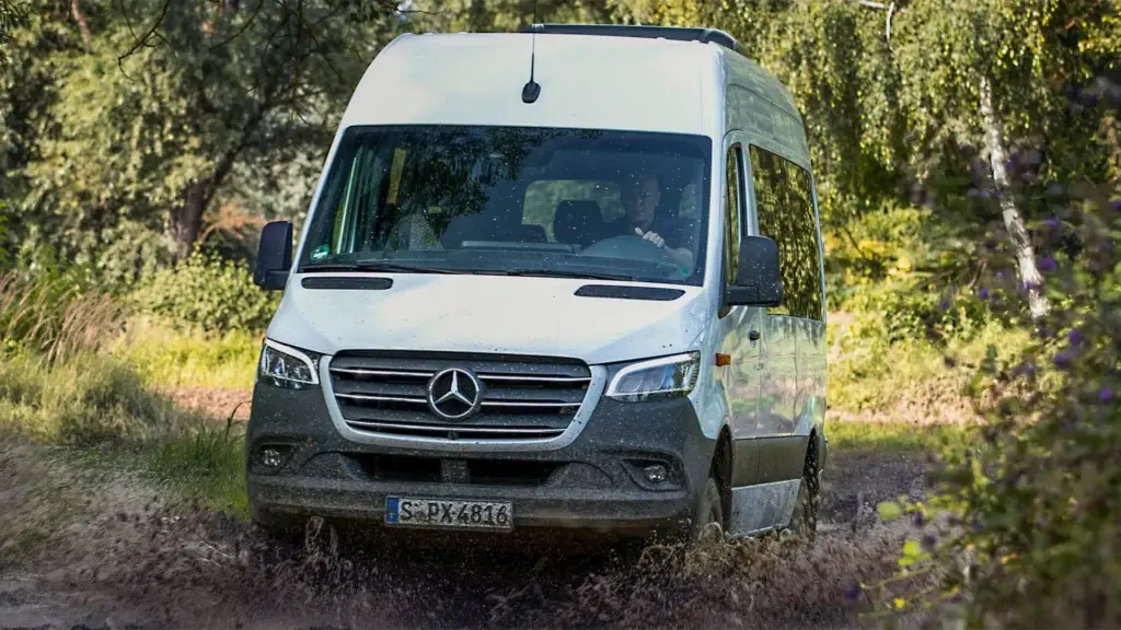 Mercedes відкликає моделі Sprinter через ризик пожежі та проблеми з подушками безпеки