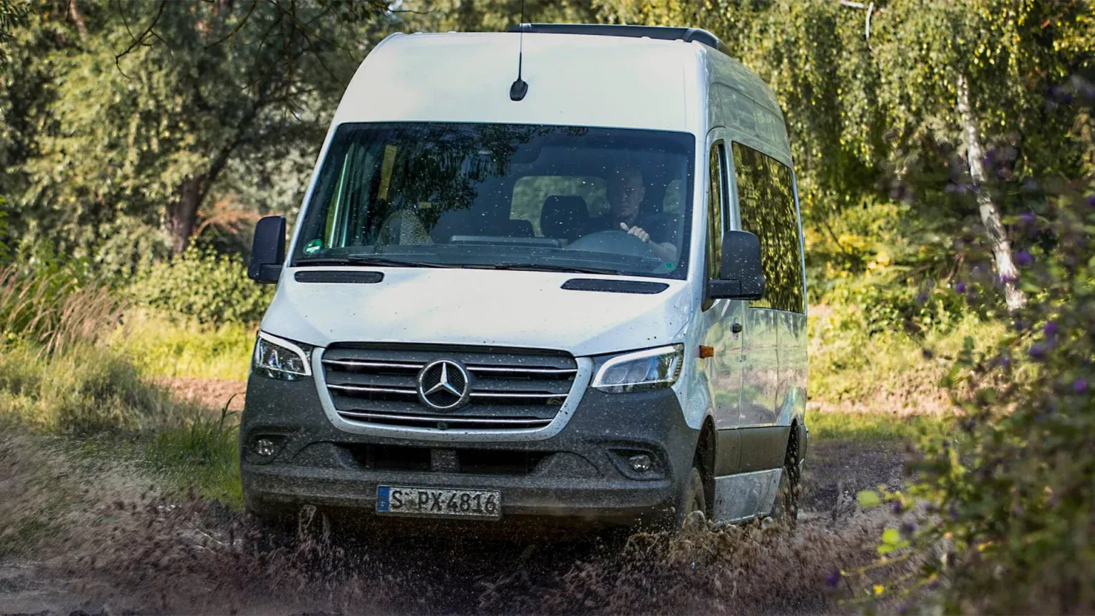 Mercedes відкликає моделі Sprinter через ризик пожежі та проблеми з подушками безпеки