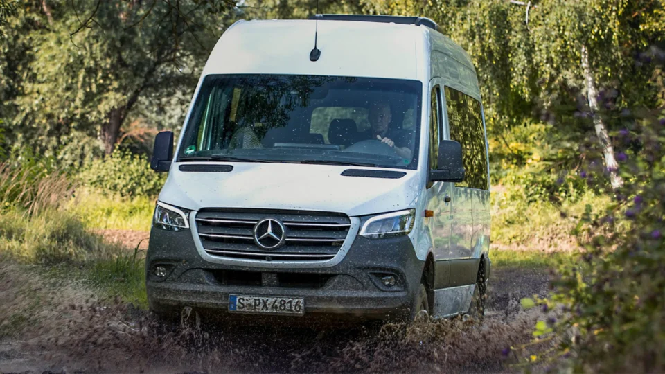 Mercedes відкликає моделі Sprinter через ризик пожежі та проблеми з подушками безпеки