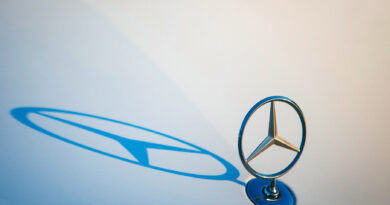 Двух сотрудников Mercedes-Benz подозревают в одной из крупнейших взяток в истории компании