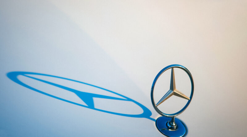 Двух сотрудников Mercedes-Benz подозревают в одной из крупнейших взяток в истории компании