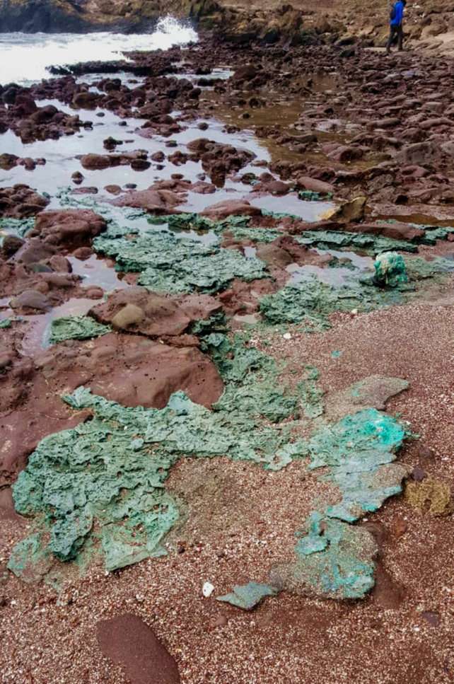 На острові в Тихому океані з'явилися скелі з пластику