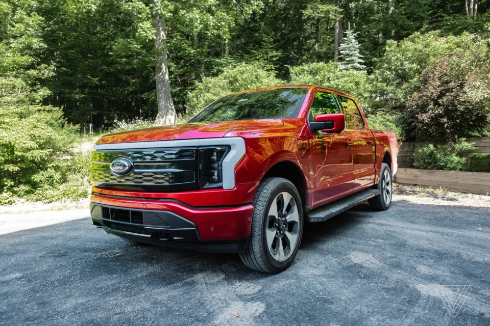 Понад десяток вантажівок F-150 Lightning Trucks відкликано компанією Ford через загоряння акумулятора