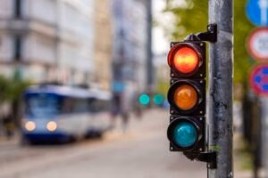 Експерти розповіли, у яких випадках водій може проїхати на жовтий сигнал світлофора