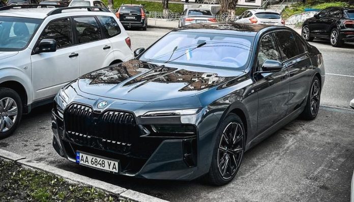 На вулицях Києва помітили найпрестижніший електрокар від BMW