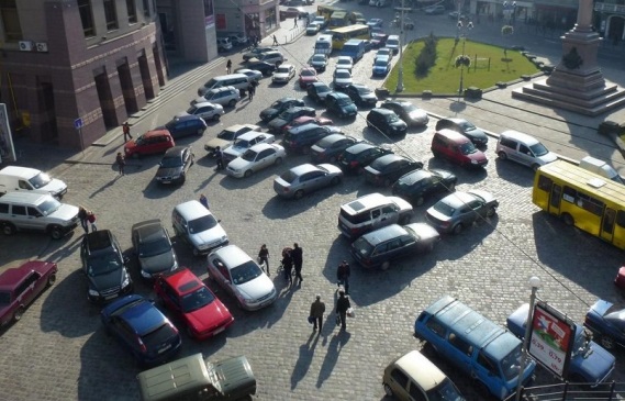 Українцям пропонують фотографувати неправильно припарковані автомобілі