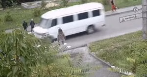 Навіщо знижувати швидкість біля автобуса на зупинці: водіям на замітку
